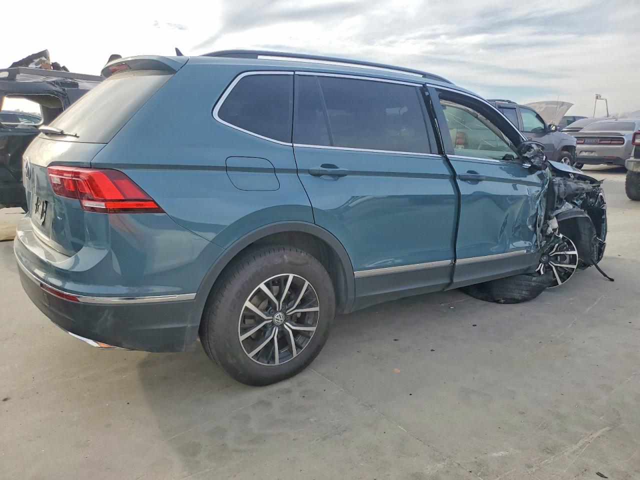2021 VOLKSWAGEN TIGUAN SE photo 3