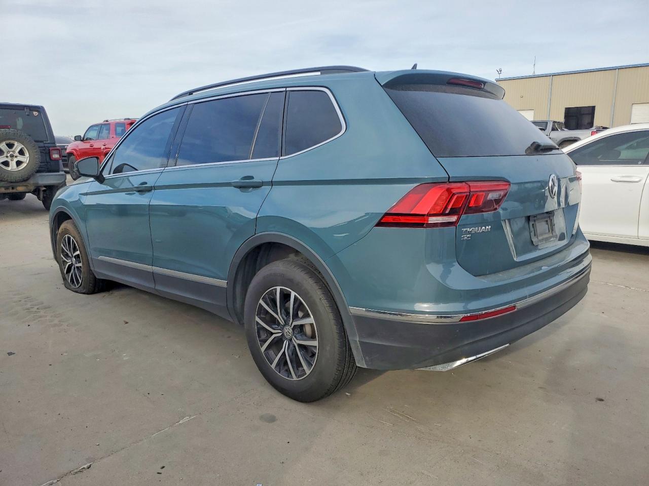 2021 VOLKSWAGEN TIGUAN SE photo 2