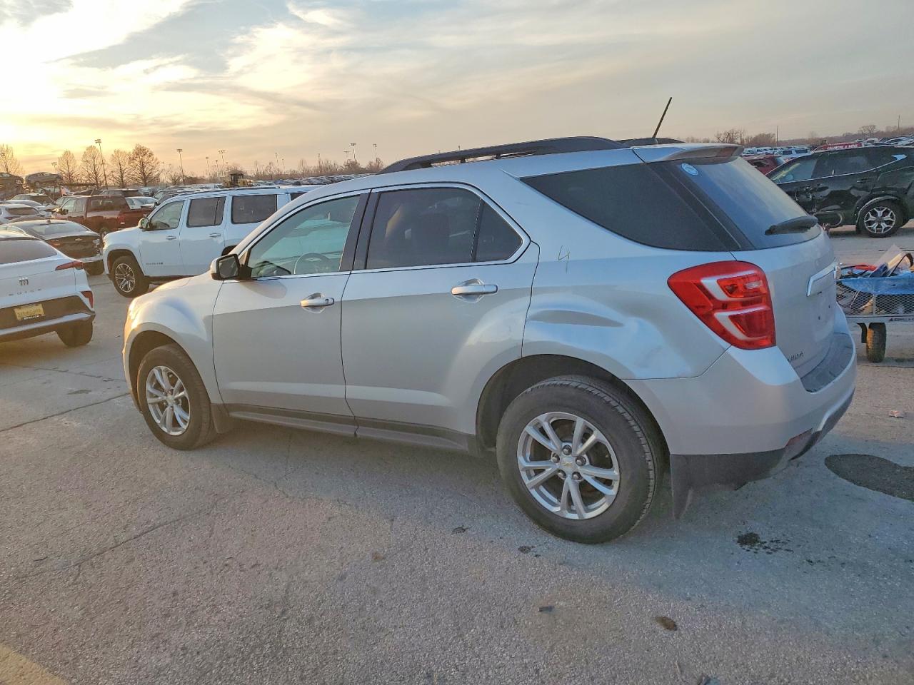 2017 CHEVROLET EQUINOX LT photo 2