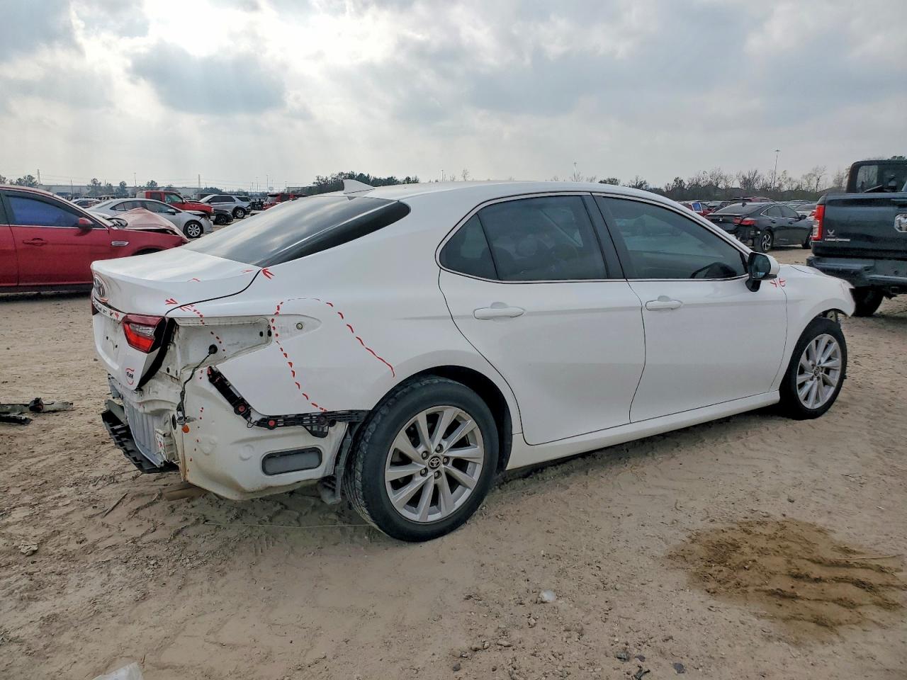 2021 TOYOTA CAMRY LE photo 3
