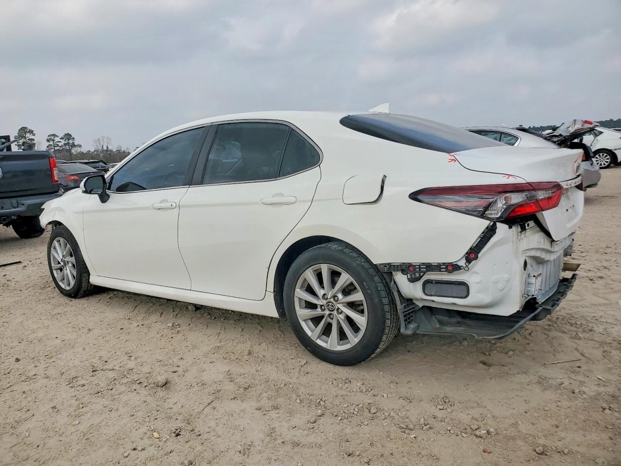 2021 TOYOTA CAMRY LE photo 2