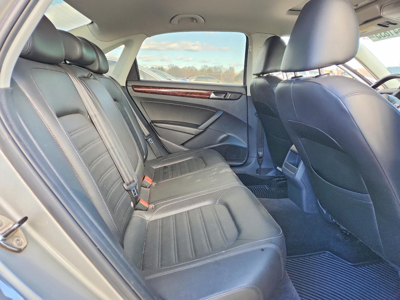 2012 VOLKSWAGEN PASSAT SEL photo 10