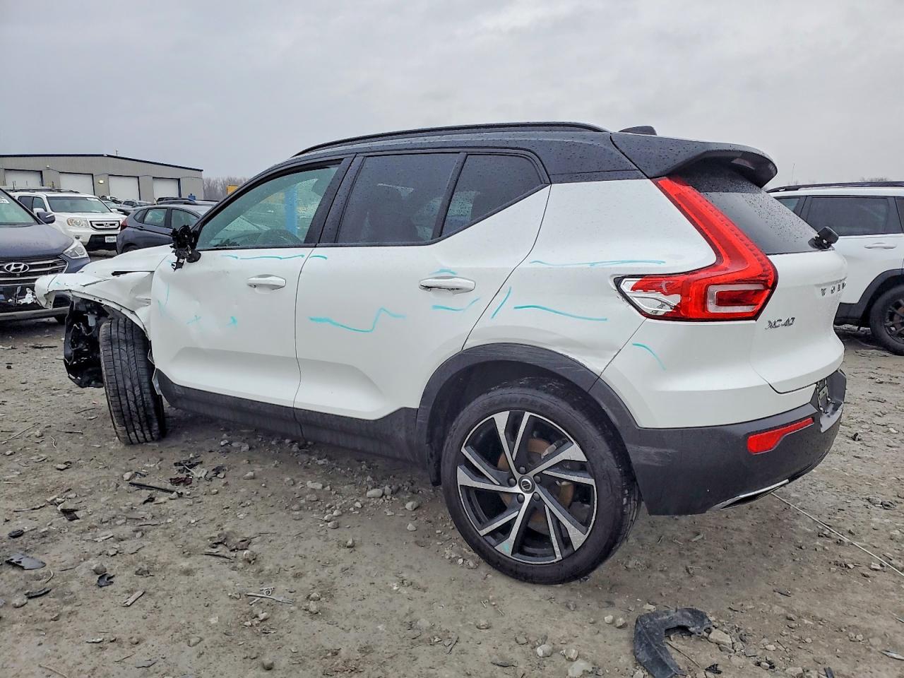 2020 VOLVO XC40 T5 R-DESIGN photo 2