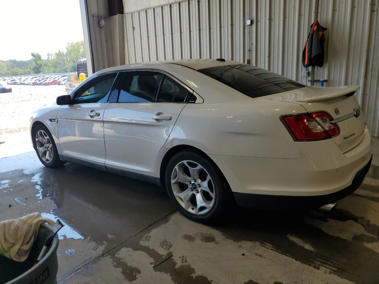 2011 FORD TAURUS SHO photo 2