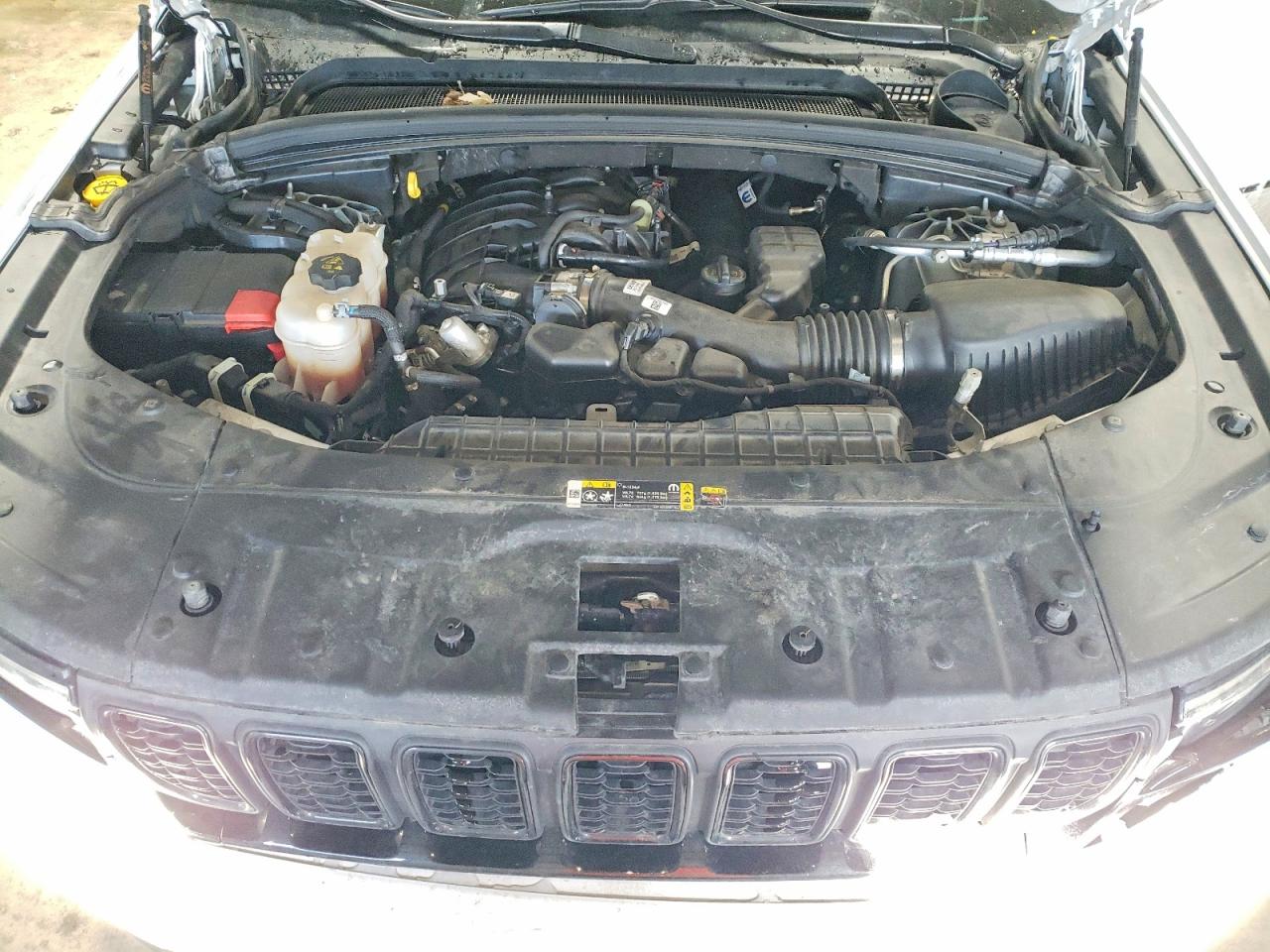 2024 JEEP GRAND CHEROKEE LAREDO photo 12