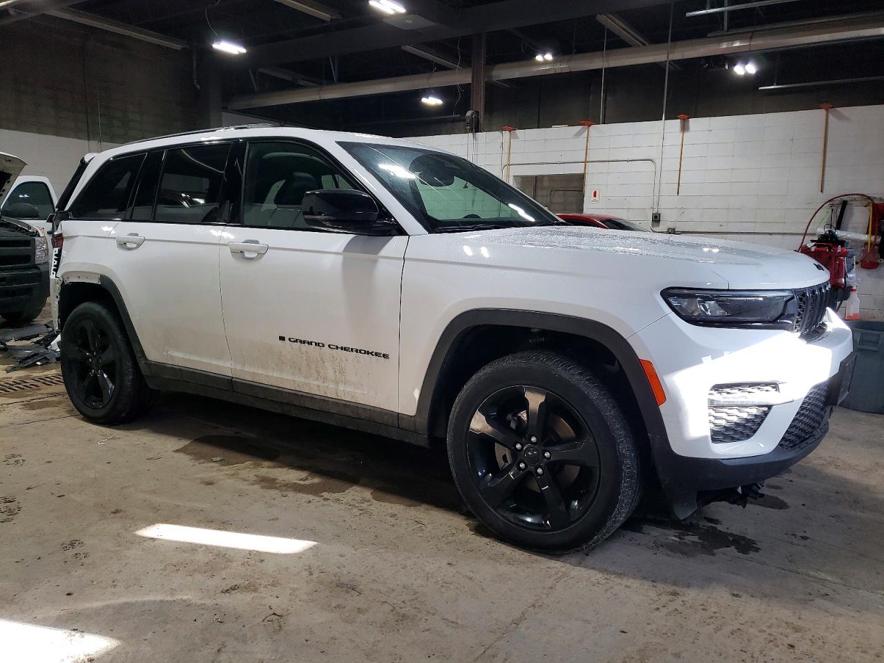 2024 JEEP GRAND CHEROKEE LAREDO photo 4