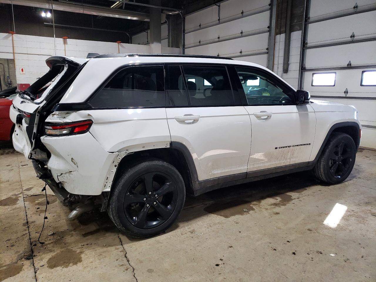 2024 JEEP GRAND CHEROKEE LAREDO photo 3