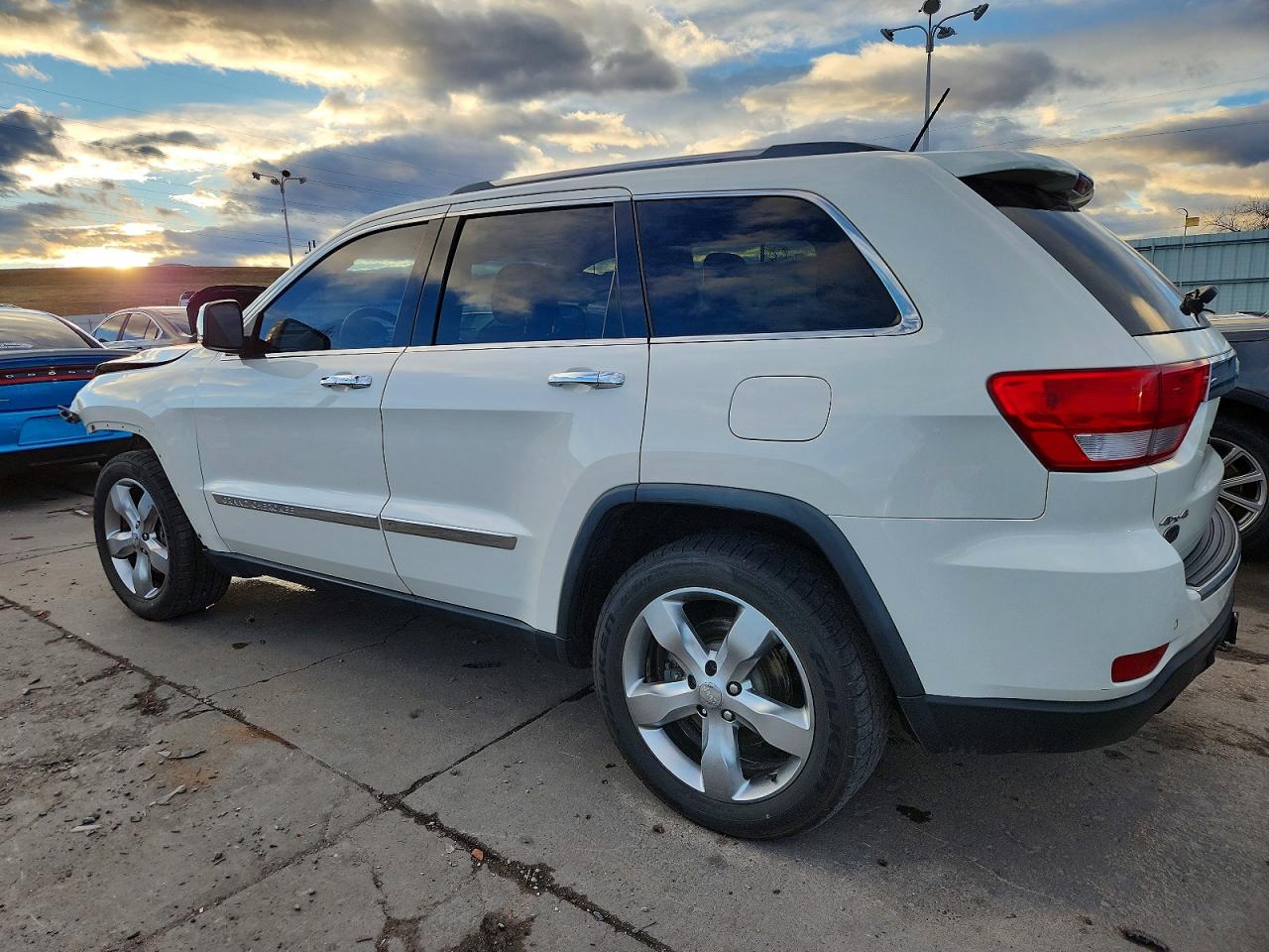 2011 JEEP GRAND CHEROKEE OVERLAND photo 2