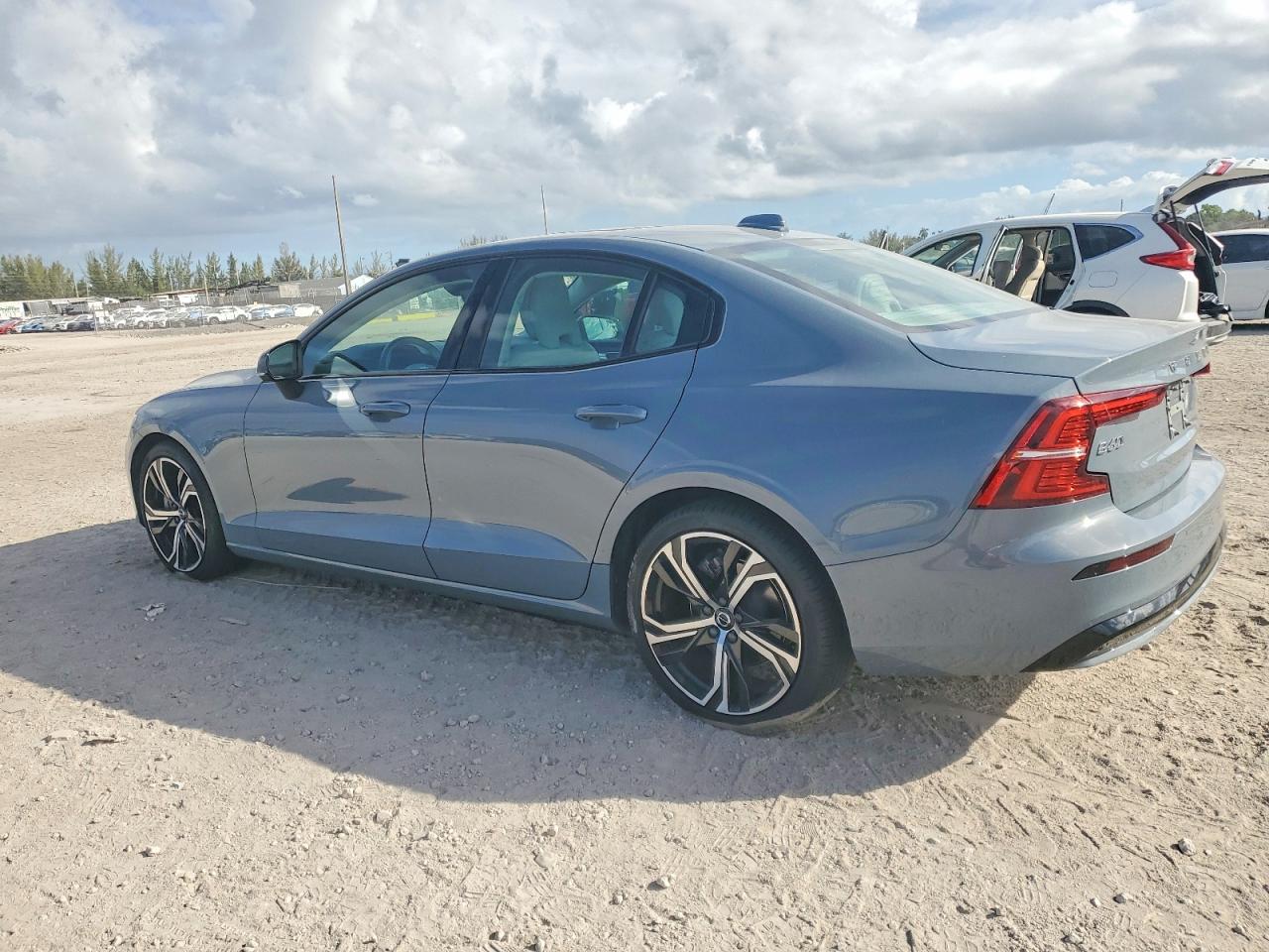 2024 VOLVO S60 CORE photo 2