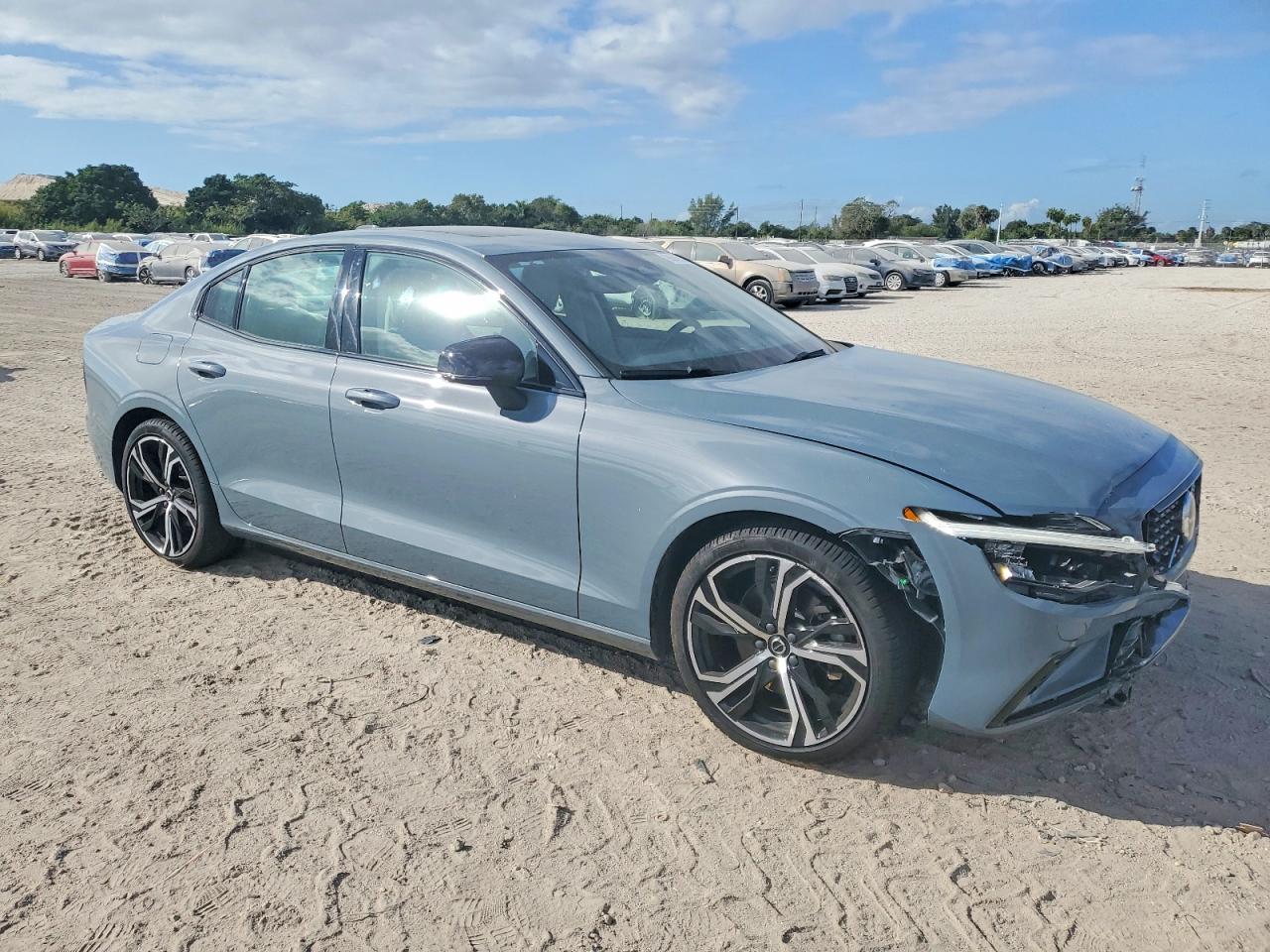 2024 VOLVO S60 CORE photo 4