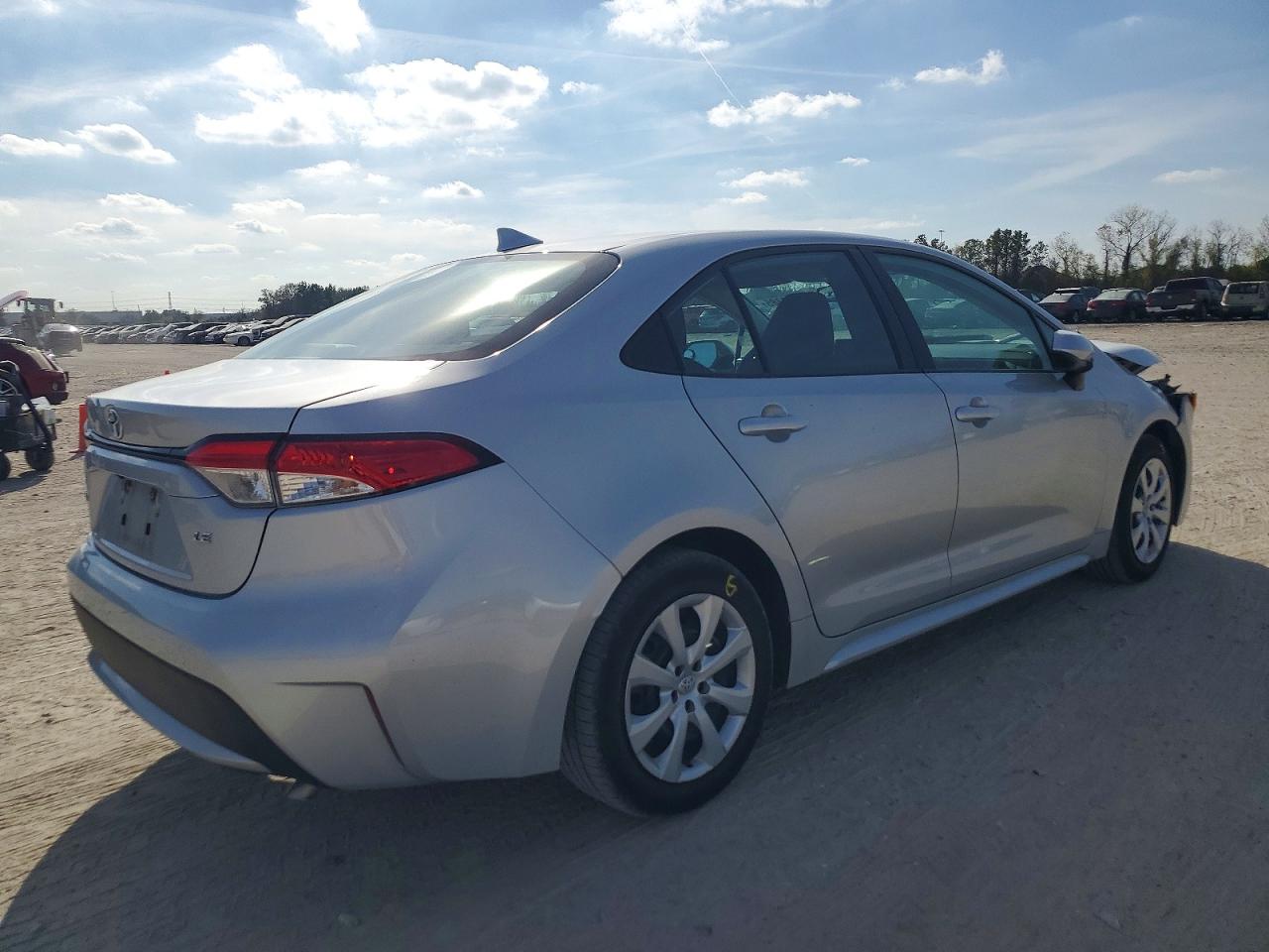 2021 TOYOTA COROLLA LE photo 3