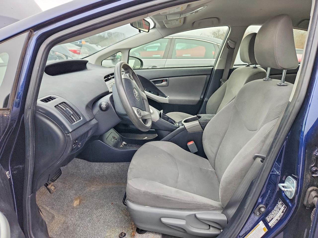 2015 TOYOTA PRIUS photo 7