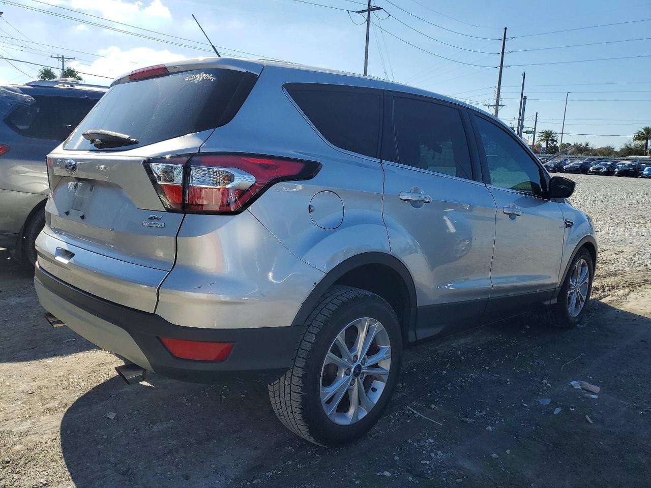 2017 FORD ESCAPE SE photo 3