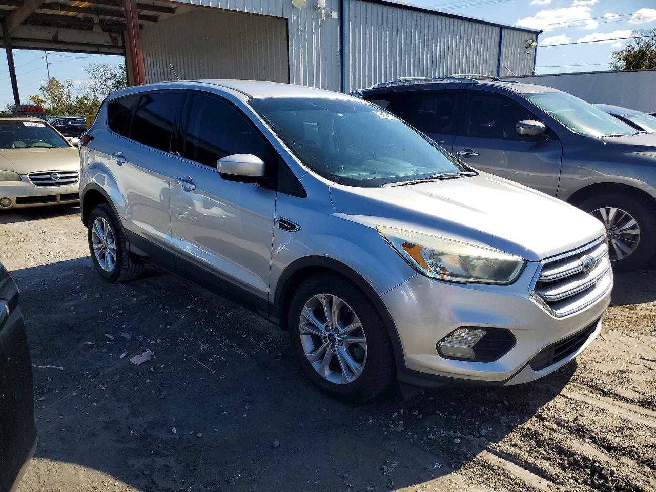 2017 FORD ESCAPE SE photo 4