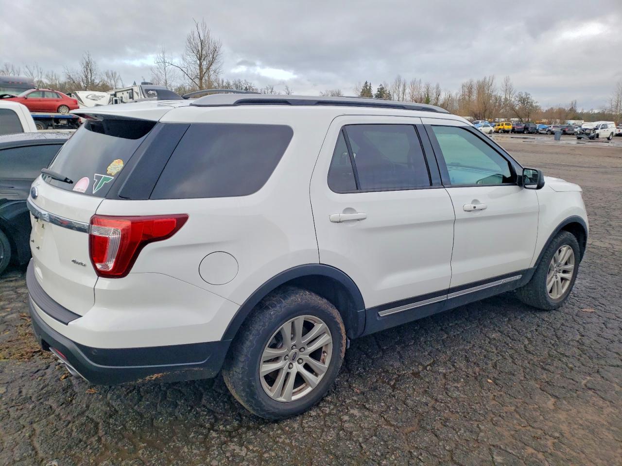 2018 FORD EXPLORER XLT photo 3