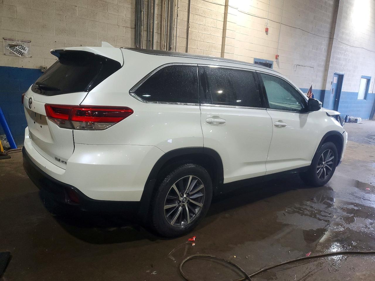 2019 TOYOTA HIGHLANDER SE photo 3