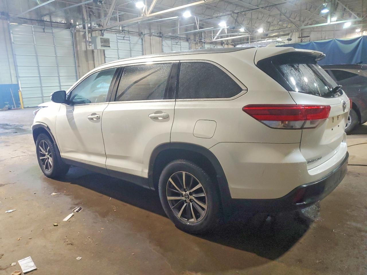 2019 TOYOTA HIGHLANDER SE photo 2
