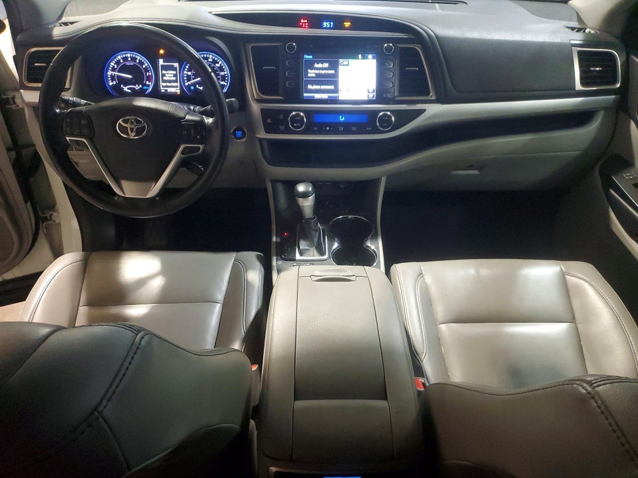 2019 TOYOTA HIGHLANDER SE photo 8