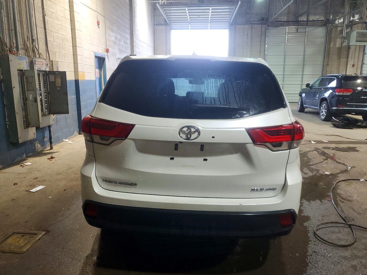 2019 TOYOTA HIGHLANDER SE photo 6