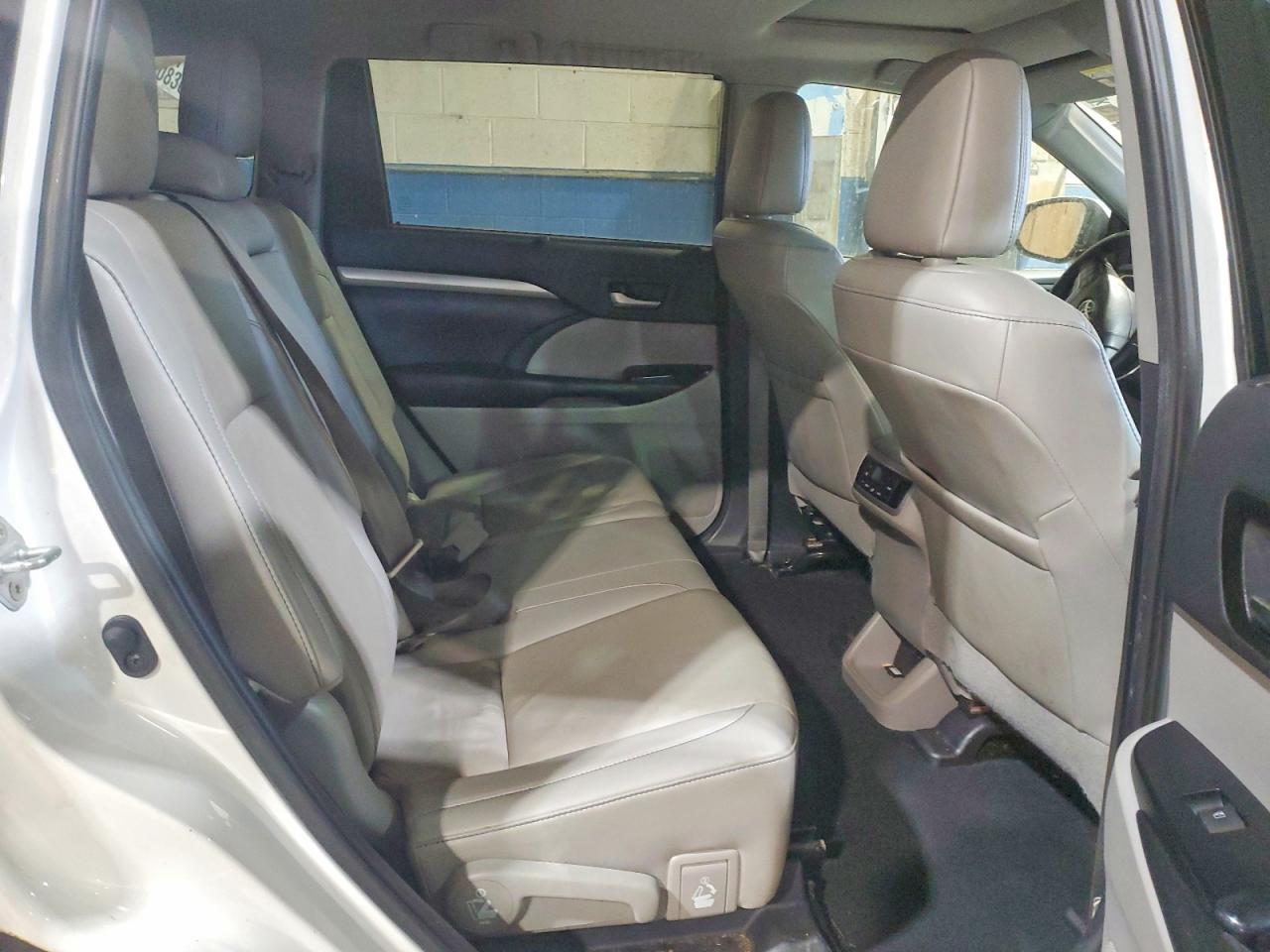 2019 TOYOTA HIGHLANDER SE photo 11