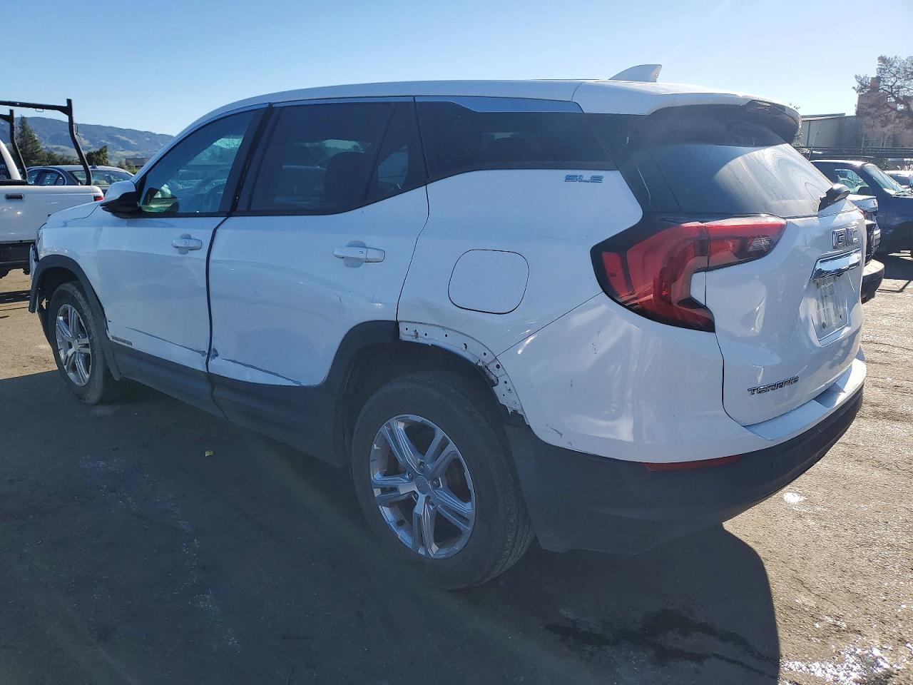 2018 GMC TERRAIN SLE photo 2