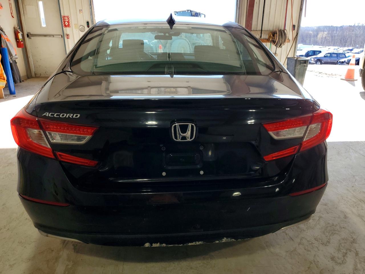 2018 HONDA ACCORD LX photo 6