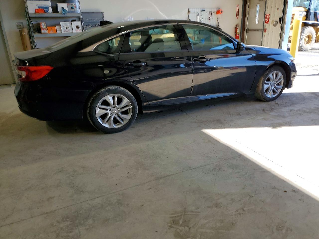 2018 HONDA ACCORD LX photo 3