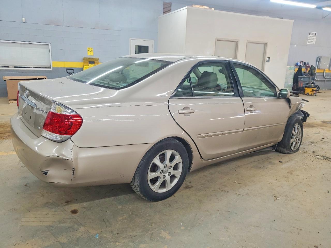 2005 TOYOTA CAMRY LE photo 3