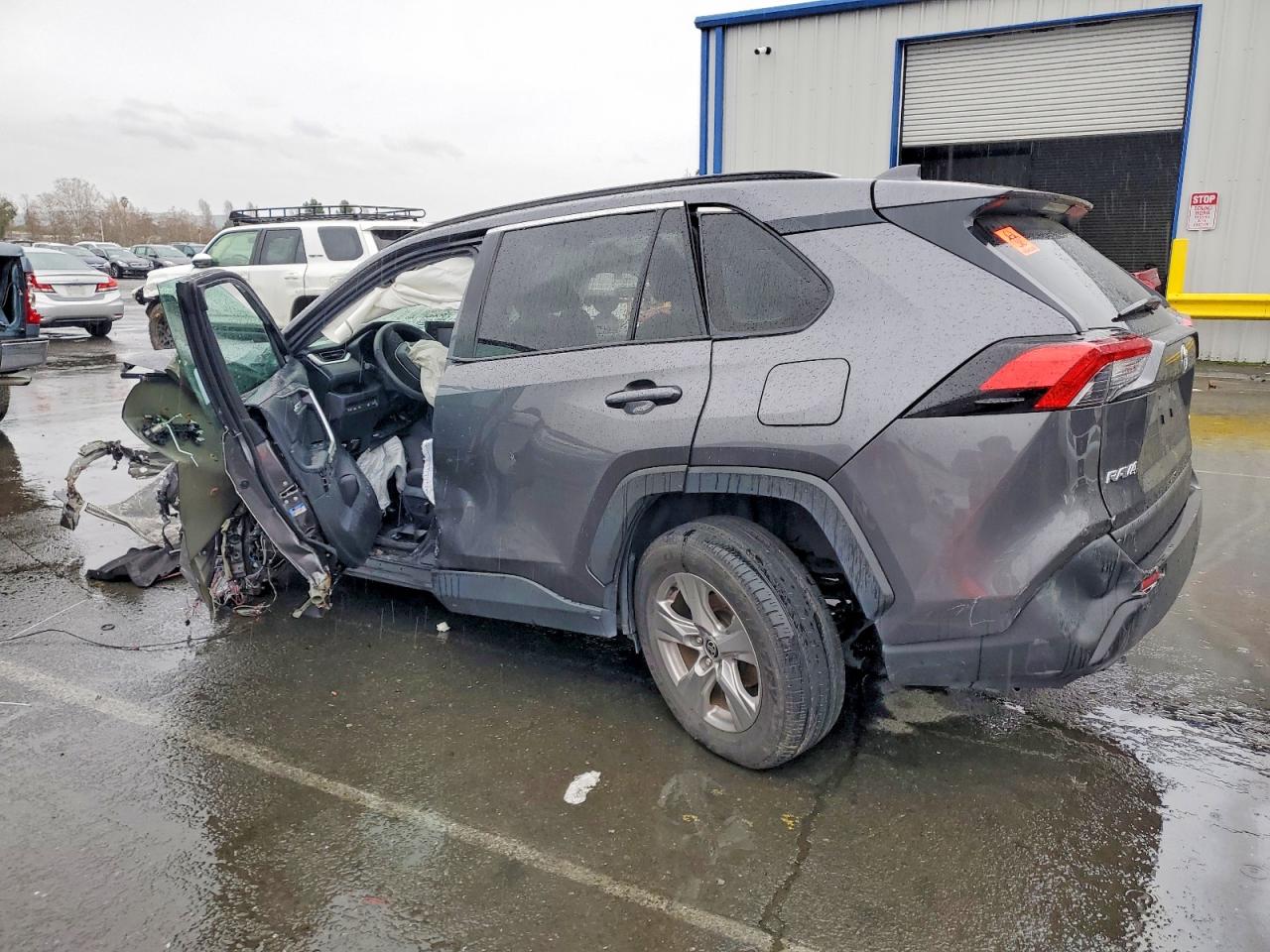 2022 TOYOTA RAV4 XLE photo 2