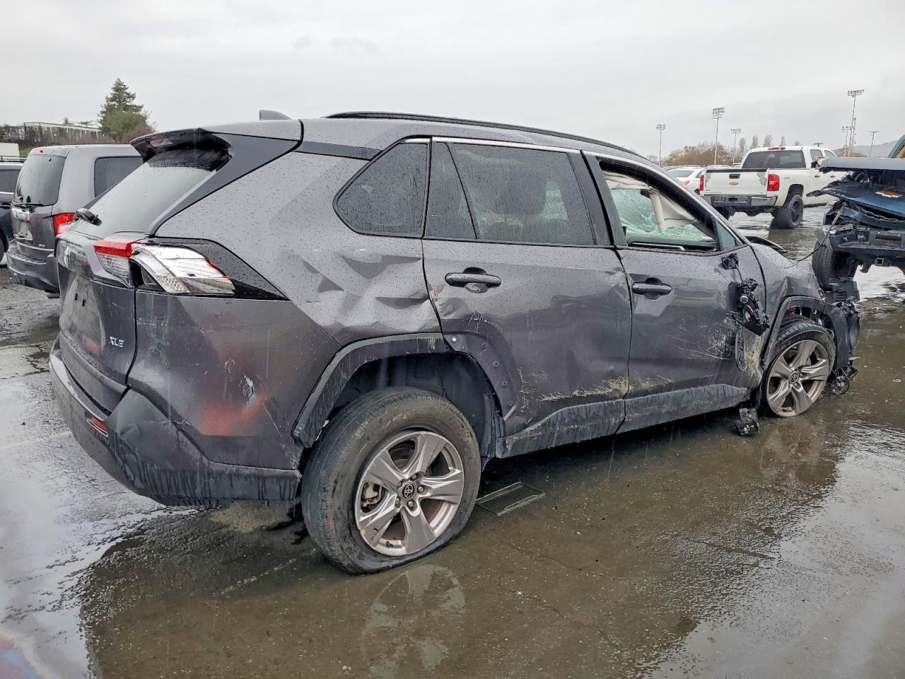 2022 TOYOTA RAV4 XLE photo 3