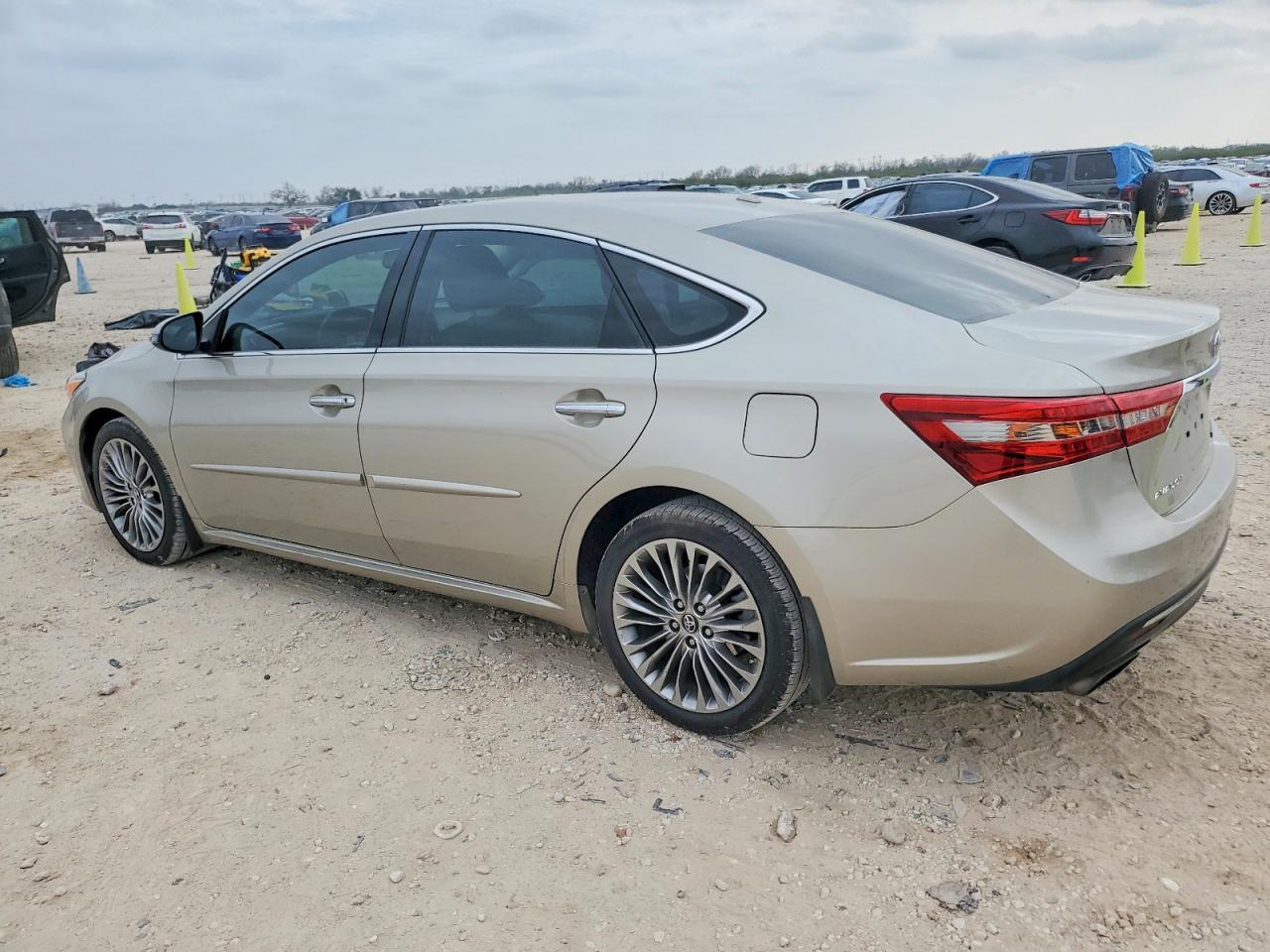 2016 TOYOTA AVALON XLE photo 2