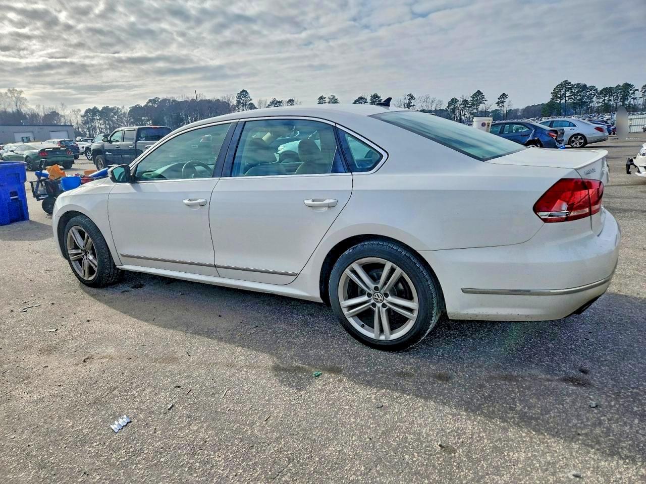 2015 VOLKSWAGEN PASSAT SEL photo 2