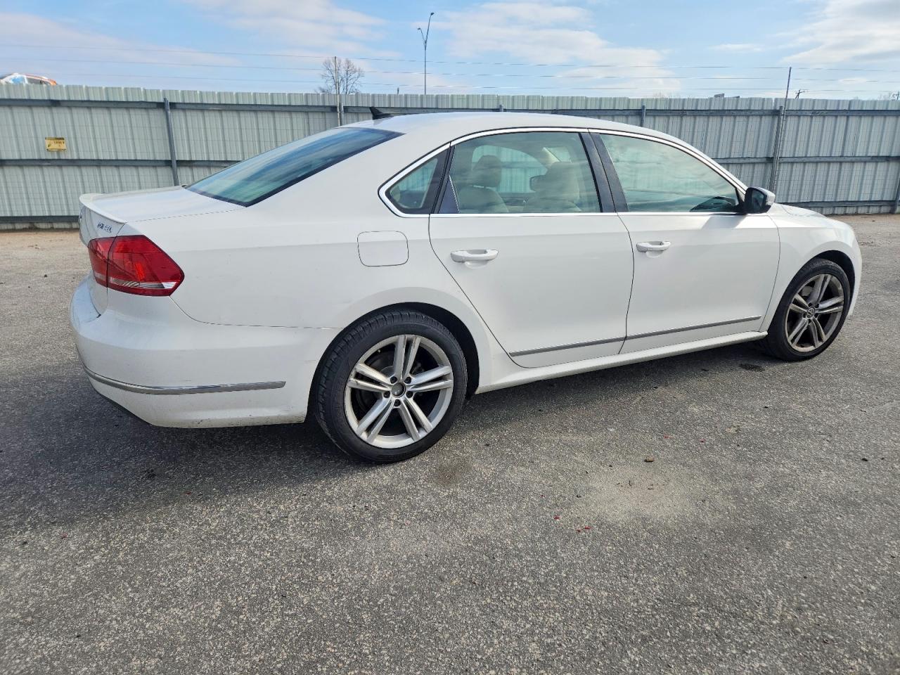 2015 VOLKSWAGEN PASSAT SEL photo 3