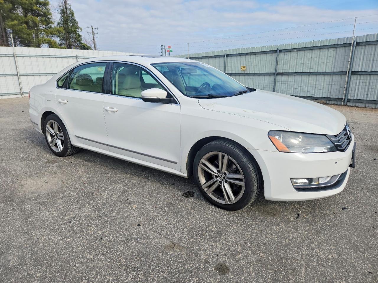 2015 VOLKSWAGEN PASSAT SEL photo 4