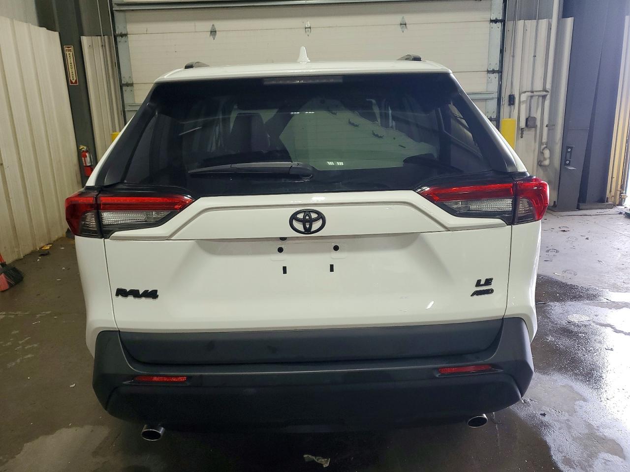 2021 TOYOTA RAV4 LE photo 6