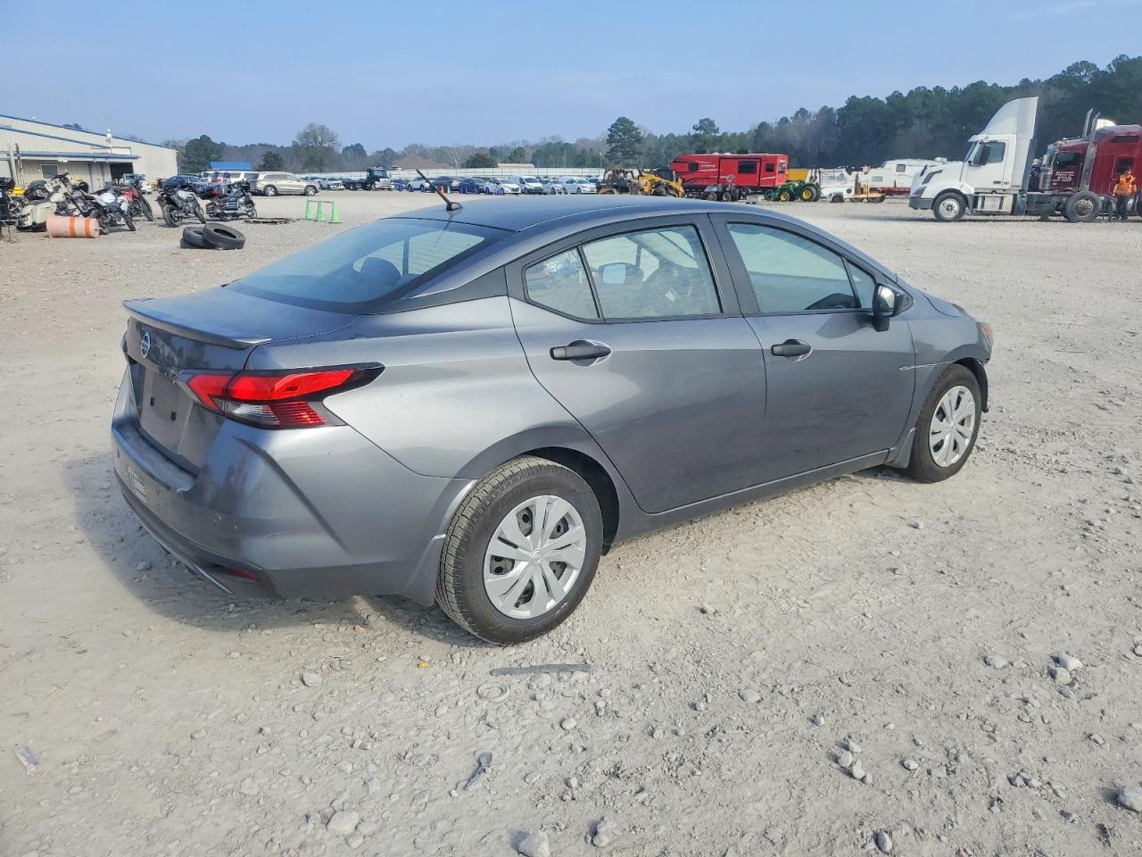 2020 NISSAN VERSA S photo 3
