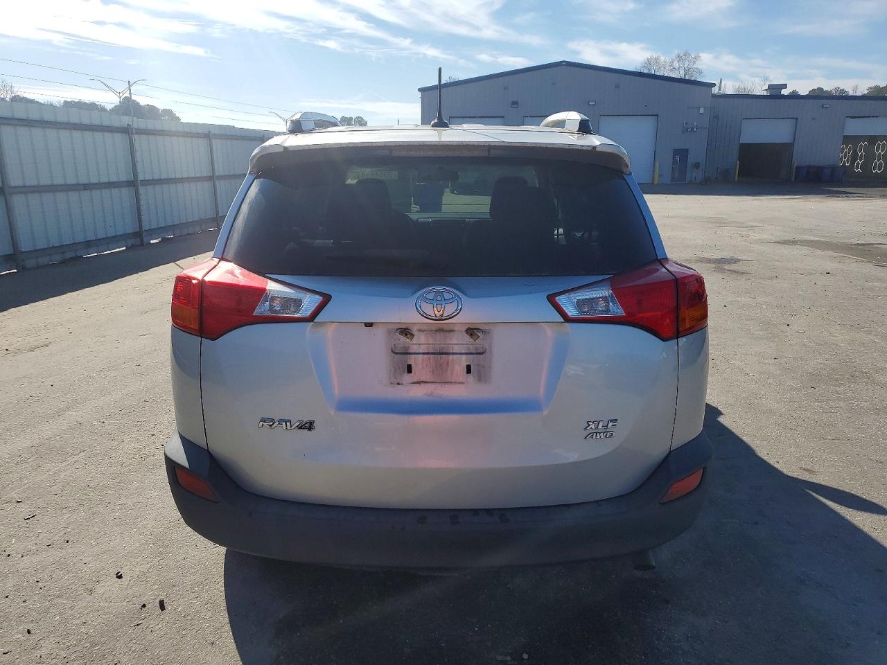 2015 TOYOTA RAV4 XLE photo 6