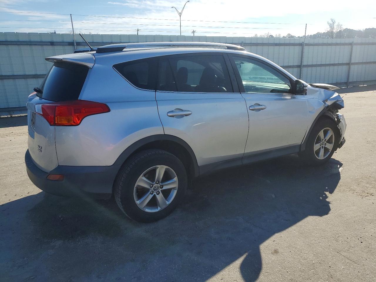 2015 TOYOTA RAV4 XLE photo 3