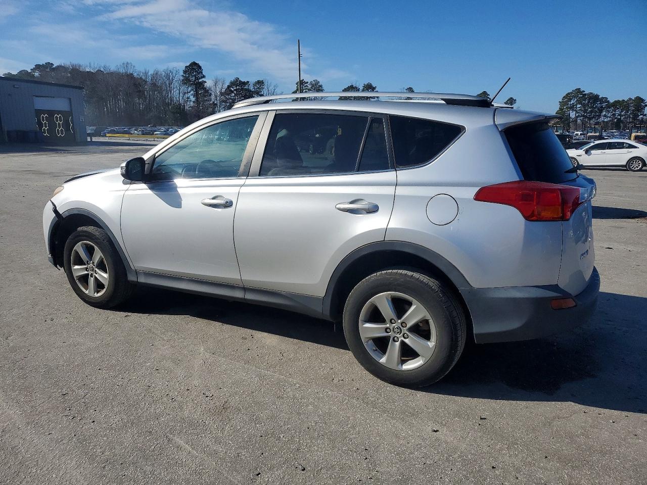 2015 TOYOTA RAV4 XLE photo 2
