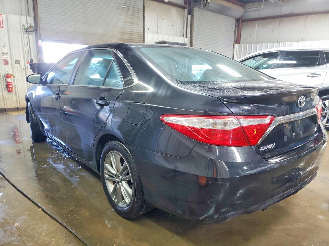 2015 TOYOTA CAMRY LE photo 2
