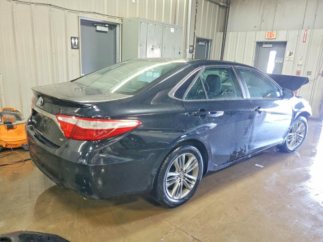 2015 TOYOTA CAMRY LE photo 3