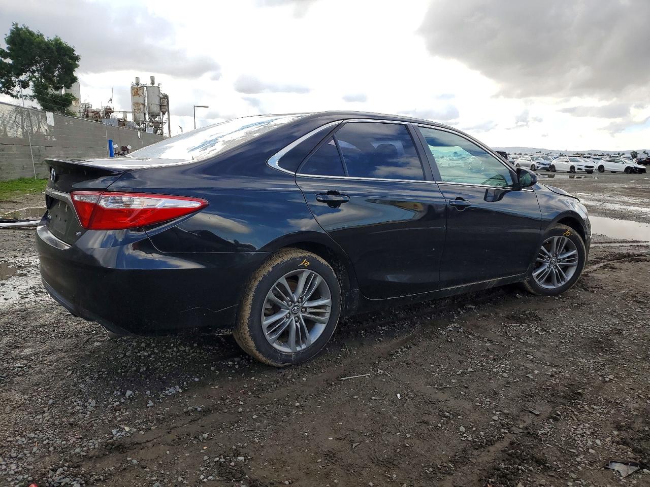 2017 TOYOTA CAMRY LE photo 3