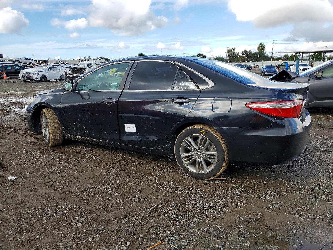 2017 TOYOTA CAMRY LE photo 2