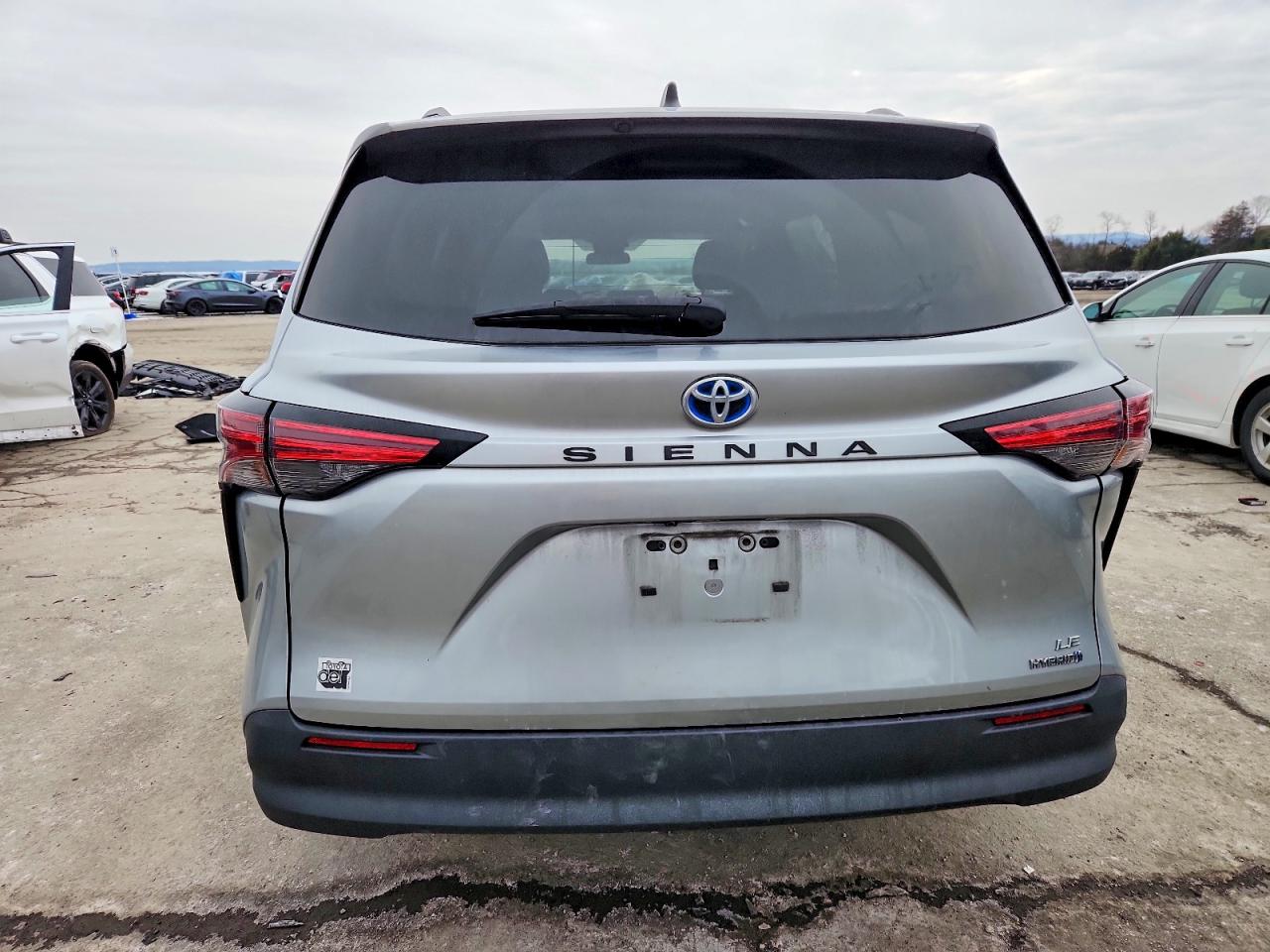 2022 TOYOTA SIENNA LE photo 6