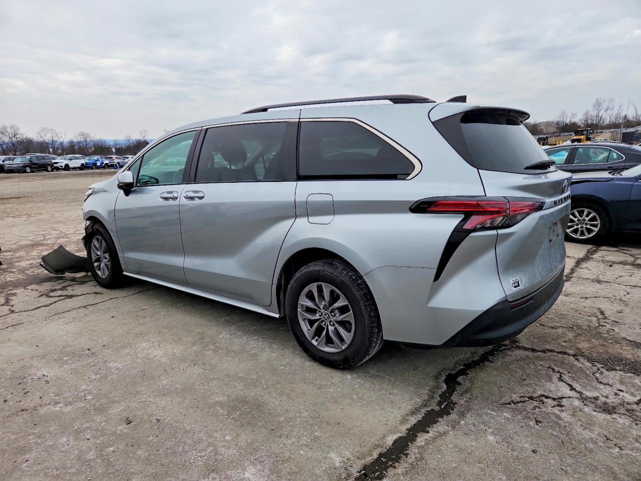 2022 TOYOTA SIENNA LE photo 2