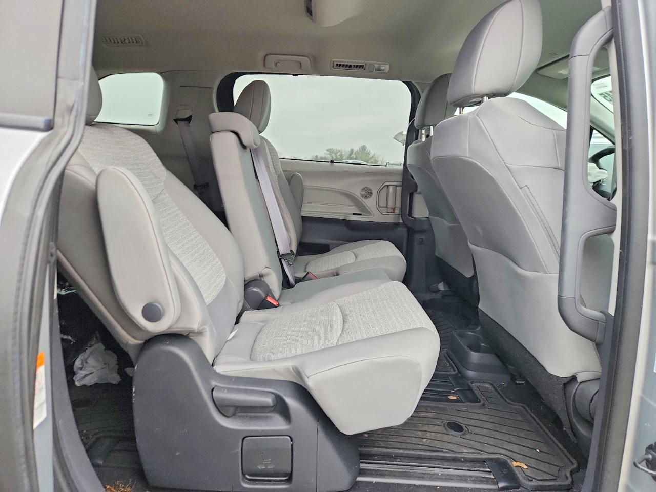 2022 TOYOTA SIENNA LE photo 11