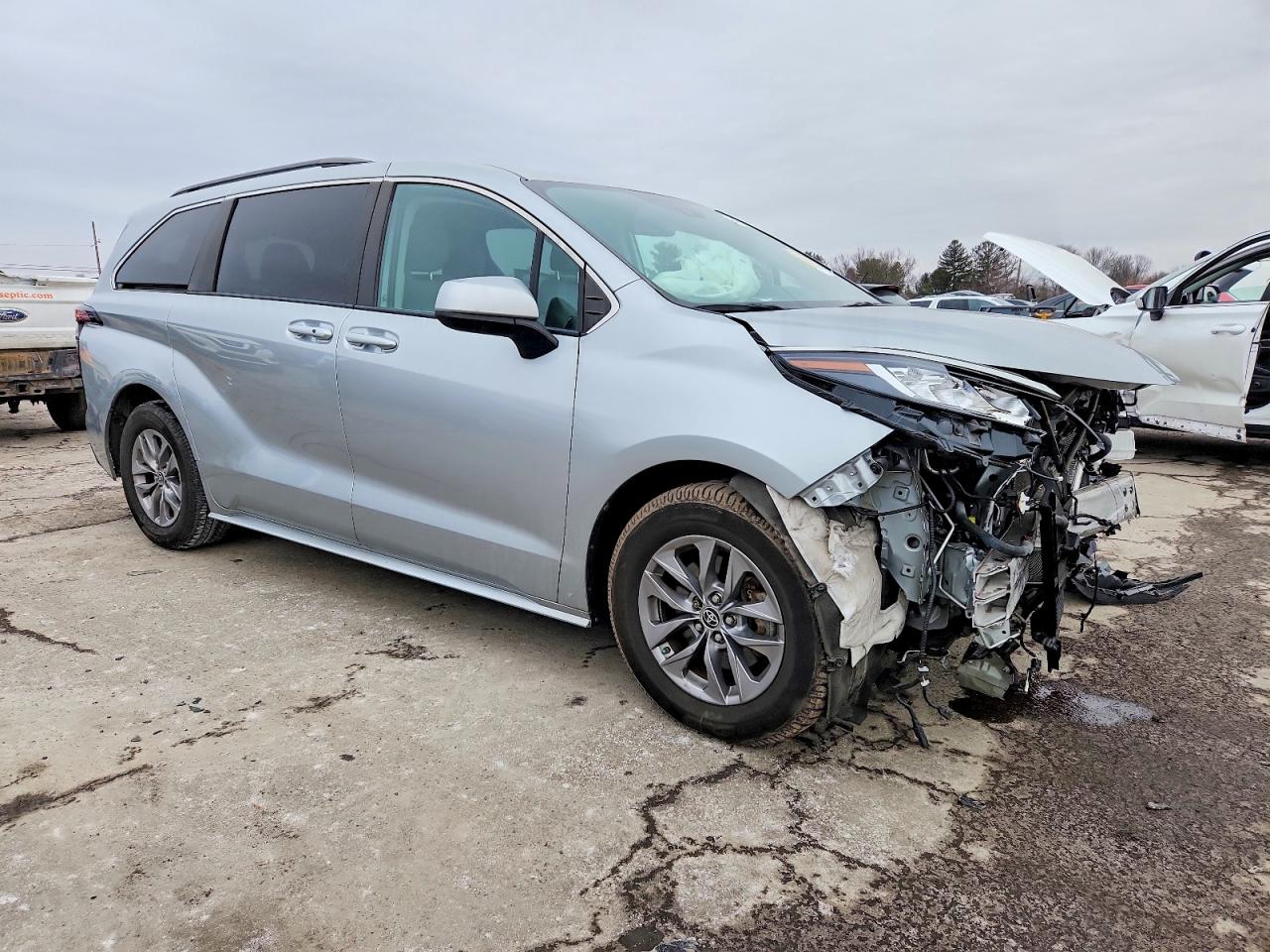 2022 TOYOTA SIENNA LE photo 4