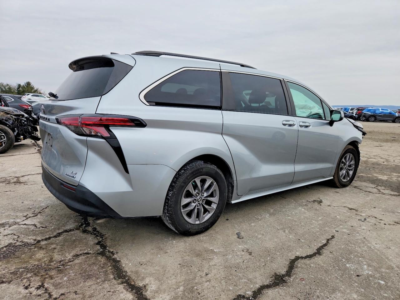2022 TOYOTA SIENNA LE photo 3