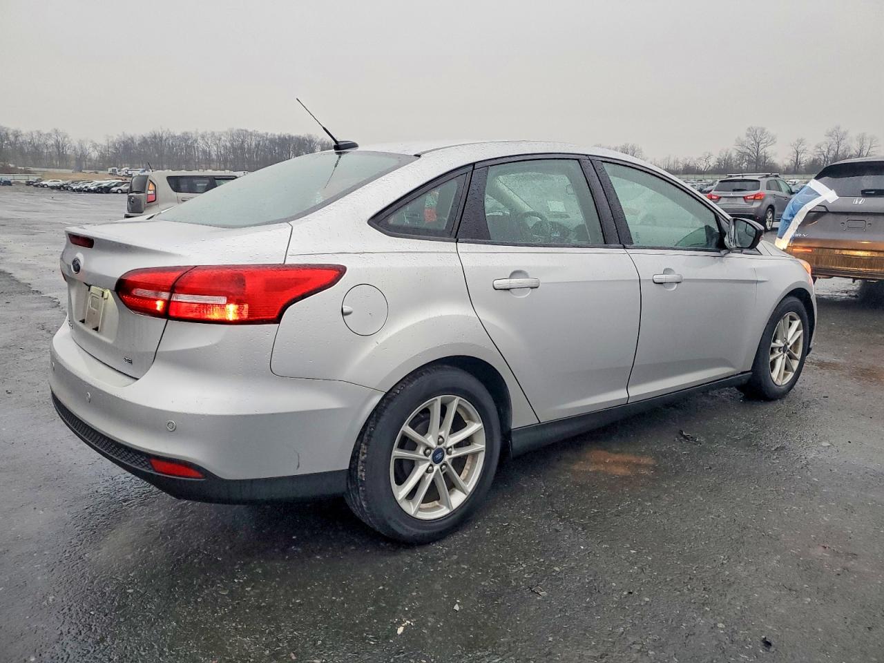 2015 FORD FOCUS SE photo 3