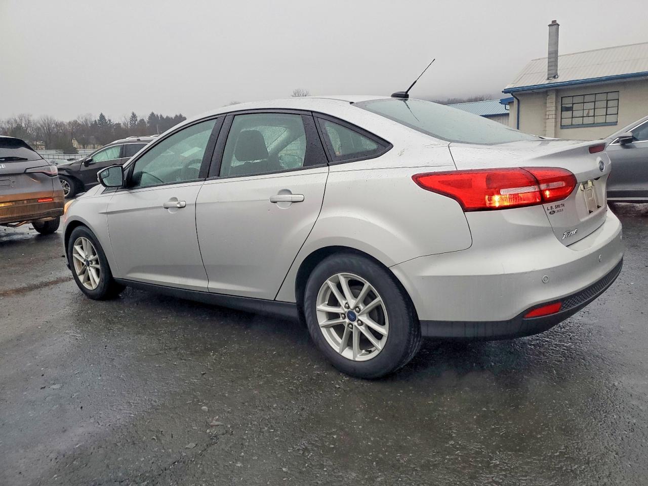 2015 FORD FOCUS SE photo 2
